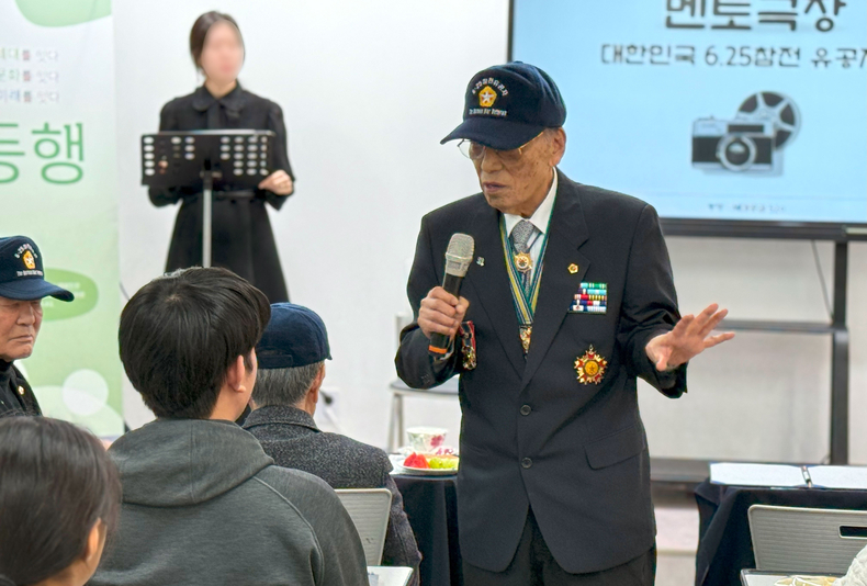 14일 서울 은평구 소재 HWPL 글로벌07지부 사무실에서 진행된 ‘제1회 멘토극장’서 6·25 전쟁 참전 용사(오른쪽)가 학생의 질문에 답하고 있다.
