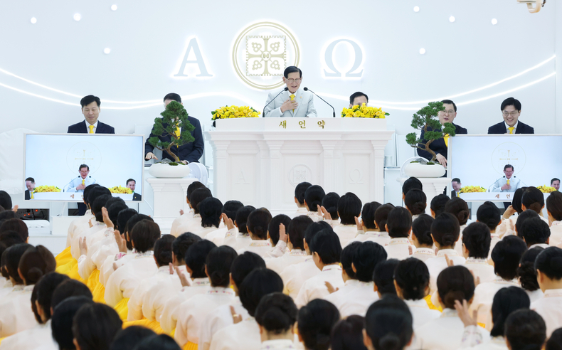 19일 이만희 신천지예수교회 총회장이 경기 파주시 소재 신천지 파주교회에서 설교를 진행하는 가운데, 성도들이 말씀을 듣고 있다.