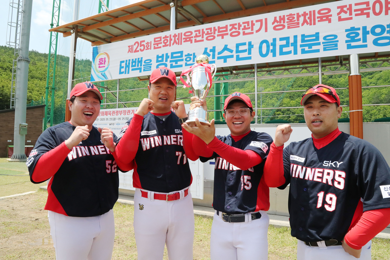 지난 25일 태백스포츠파크에서 열린 ‘문화체육관광부장관기 생활체육 전국 야구대회’에서 신천지예수교회 야구팀이 2부 경기에 출전해 공동 3위를 달성한 뒤 기념촬영을 하고 있다.