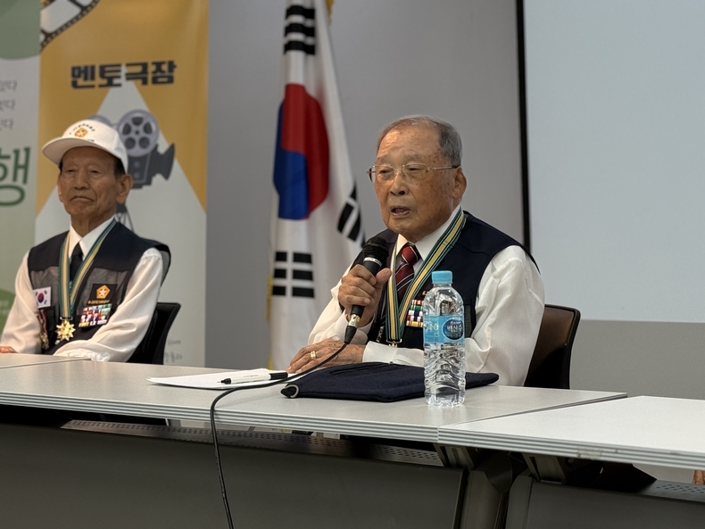 1일 덕양구청에서 열린 ‘멘토극장’서 6·25참전유공자회 고양시지부 조춘식 지회장이 6·25 전쟁 당시의 상황을 설명하고 있다.