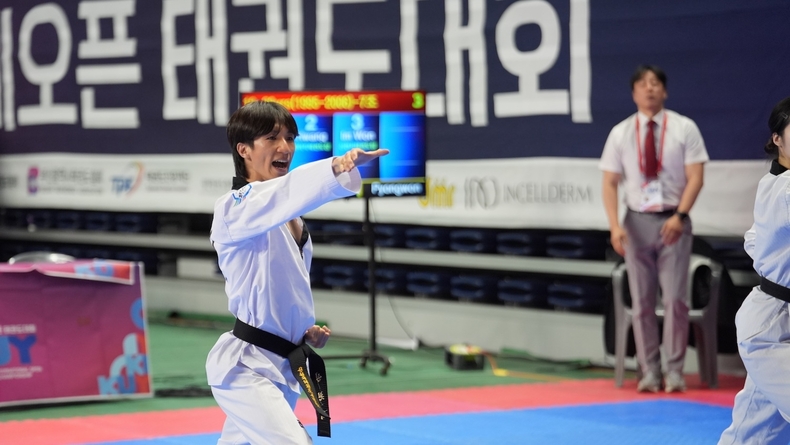 지난 5일 부산광역시 기장실내체육관에서 진행된 ‘2025 김운용컵 국제오픈태권도대회’에 참가한 신천지 태권도 대표팀 임원택 선수가 품새 경기에서 고려품새를 시연하고 있다.