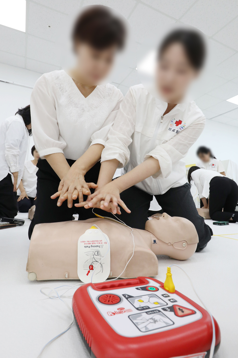 16일 신천지 서대문교회에서 심폐소생술(CPR) 실습 교육이 진행되고 있다.