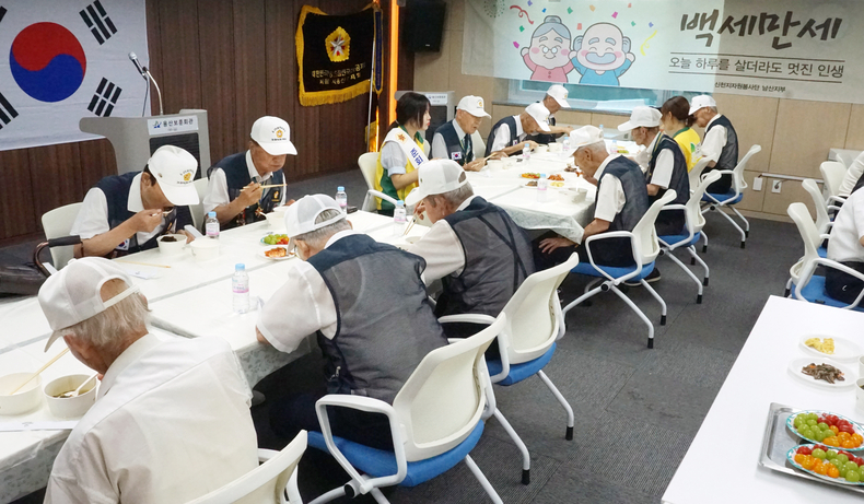 22일 서울 용산구 보훈회관에서 6·25 전쟁 참전용사들과 신천지자원봉사단 남산지부 봉사자들이 점심 식사를 함께하고 있다(사진=신천지자원봉사단 남산지부).