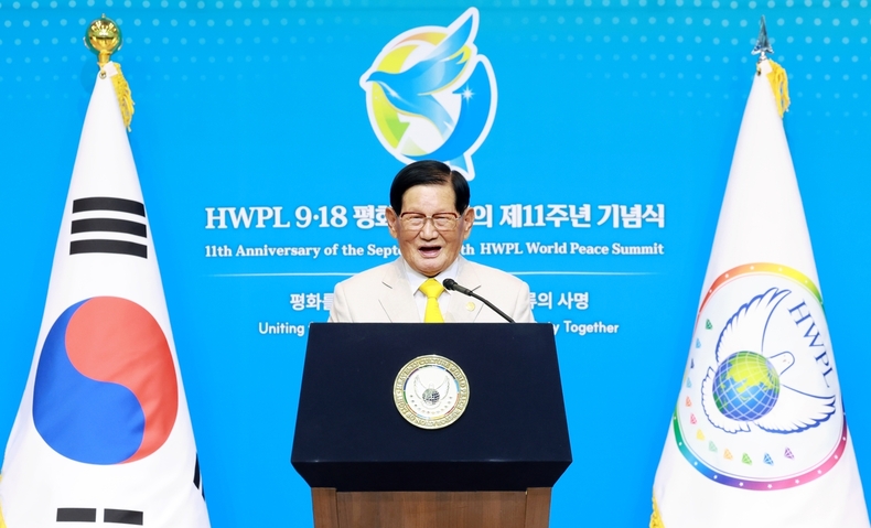 18일 대한민국 청주에서 ‘HWPL 9·18 평화 만국회의 제11주년 기념식’이 열린 가운데 이만희 대표가 기념사를 하고 있다.