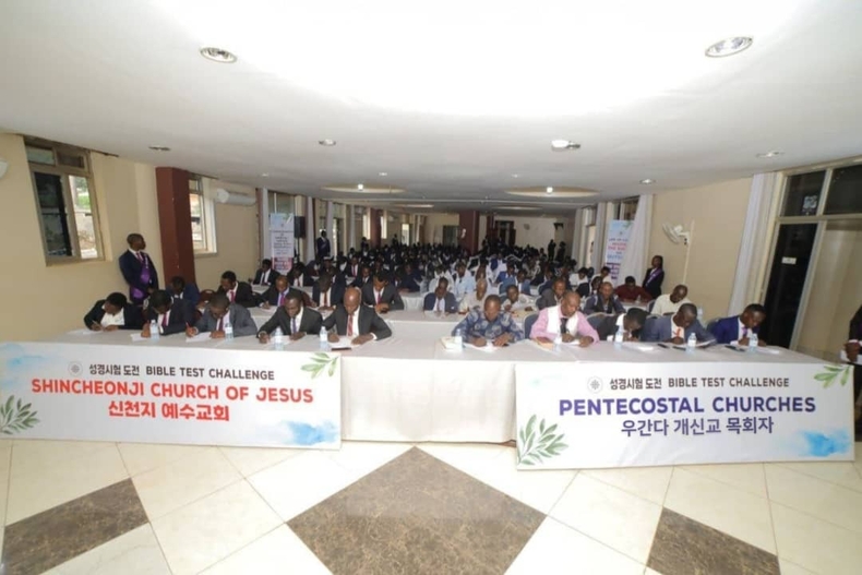 지난달 27일 신천지 우간다교회에서 공개 성경 시험을 보는 목회자와 성도의 모습
