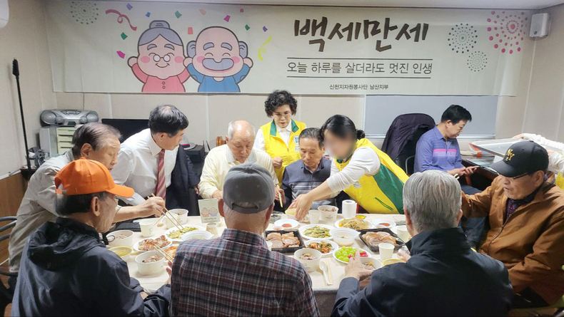 24일 서울 용산구 소재 시니어클럽에서 점심 식사를 함께하며 소통의 시간을 갖고 있다.