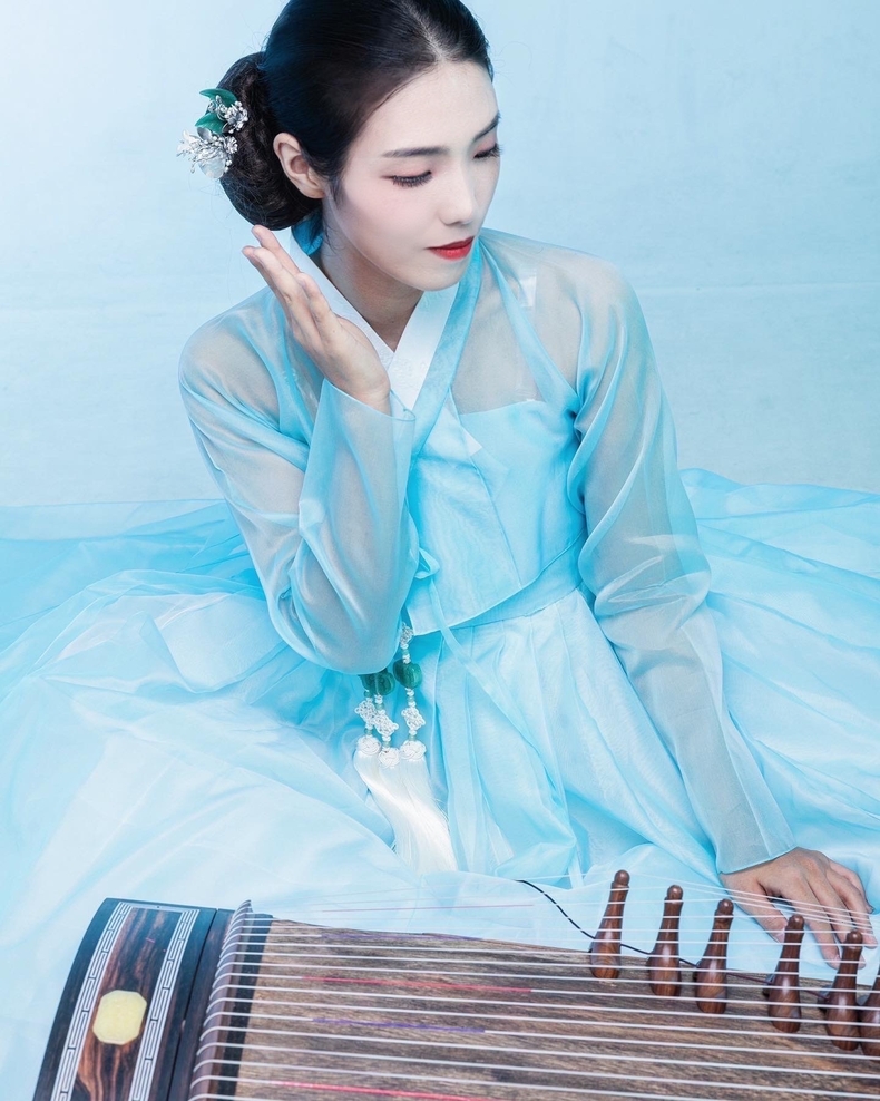 하소라(SORA.SORI)가 첫 싱글 앨범 『영원의 풍요』를 선보인다.