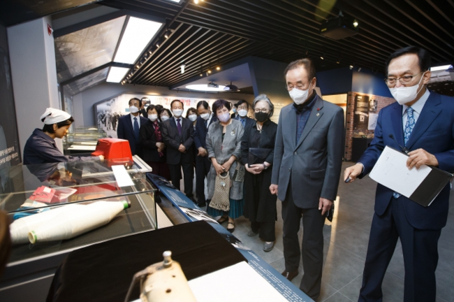 정세용(오른쪽 2번째) 구미시장이 개관을 앞둔 ‘박정희 대통령 역사 자료관’을 둘러보고 있다. 구미시 제공 