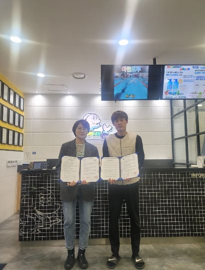 ‘드림스타트 아동을 위한 수영 강습 지원 협약’ 후 기념촬영을 하고 있다.