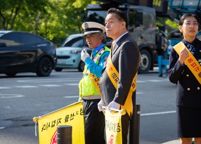 이재준 수원시장이 어린이 보행안전 캠페인에 참여하고 있다.