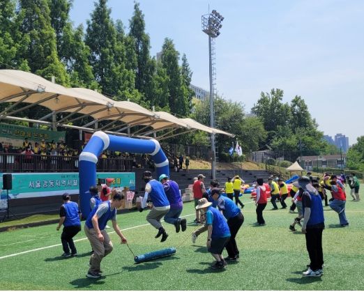 제6회 한마음 운동회에서 참여자들이 릴레이 줄넘기를 하고 있다