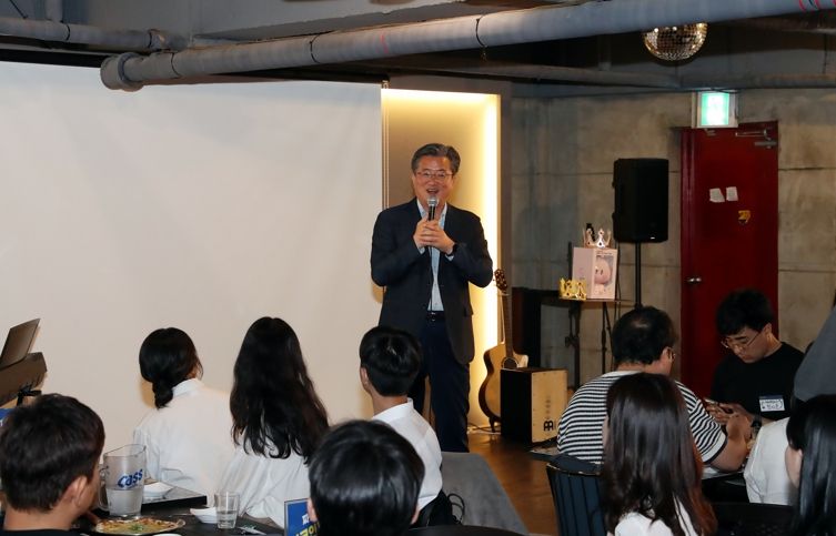 지난 27일 궁동 일원에서 열린 어은궁동 스타트업×로컬 네트워킹 파티에서 정용래 유성구청장이 참석자들에게 인사말을 전하고 있다.