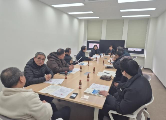 지난 30일 밀양시 교통행정과장이 택시 업계(6개 법인택시, 개인택시지부) 관계자와 햇살문화도시관 세미나실에서 간담회를 갖고 있다.