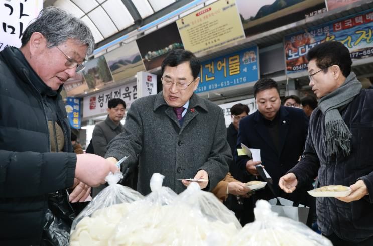 주낙영 경주시장, 설 앞두고 성동시장 장보기…전통시장에 민생 온기