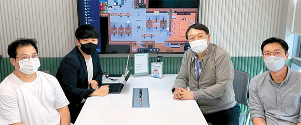 윤석열 전 검찰총장(왼쪽 셋째)이 지난 24일 서울 강남구에 위치한 블록체인 게임 스타트업 나인코퍼레이션 사무실에서 2030 창업자들과 만났다. 왼쪽부터 하시은 논스 대표, 김재석 나인코퍼레이션 공동대표, 윤 전 총장, 이범규 팀스파르타 대표.
