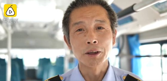 중국 샨시성 (陝西) 시안 (西安)에서 시내 버스기사로 일하는 천우쥔 (陳武軍). 오랜 기간 막차를 운행한 그는 한 대입 수험생에게 감사 쪽지를 받은 사연을 소개했다. [중국 관영 CCTV 영상 캡처]