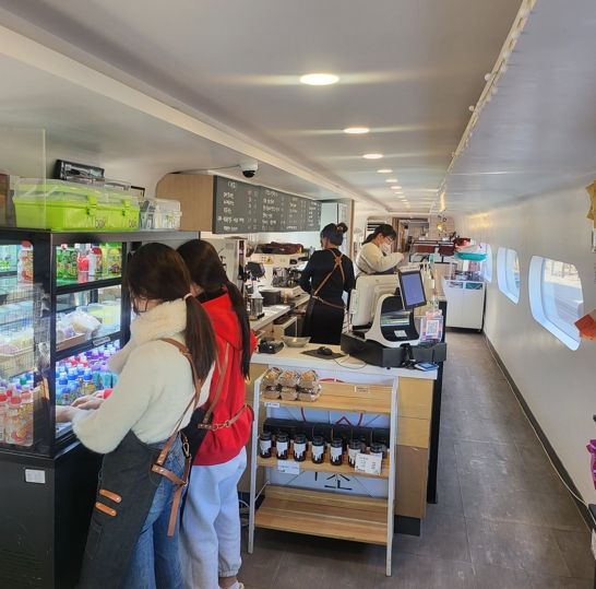 청년자립도전사업단 : 꿀벌여행 기차카페 외부 전경 및 참여자 근로활동 모습