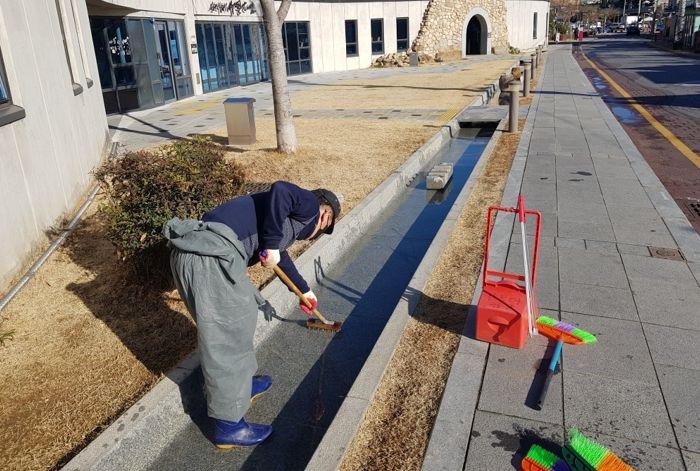 공공일자리 환경정화 사업에 종사하는 공공근로자