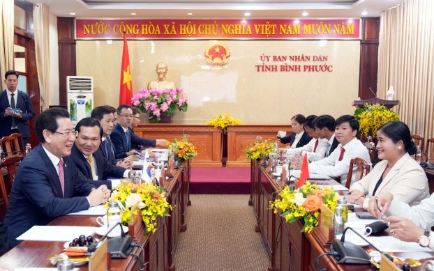 베트남을 방문중인 김영록 전라남도지사가 24일(현지시간) 빈프억성 인민회의 본부를 방문, 쩐 뚜에 히엔 성장 등 30여 명이 참석한 가운데 간담회를 갖고 농업, 관광, 투자, 문화 등 실질적 교류협력 방안을 논의하고 있다.