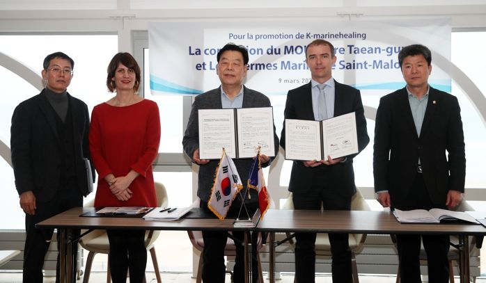 9일(현지시간) 프랑스 항구도시 ‘생말로’의 ‘그랑 오텔 데 테름’ 호텔에서 진행된 태안군-‘레 테름 마랭 드 생말로’ 간 업무협약 모습.