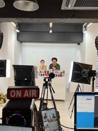 라이브커머스 방송을 진행하고 있는 모습