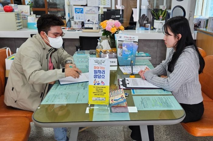 강진군이 지난 29일 칠량면사무소에서 ‘찾아가는 일자리 상담소’를 운영했다.