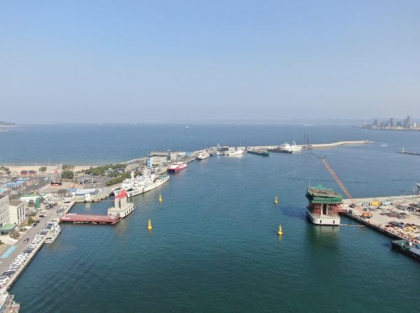 포항 송도동과 영일대해수욕장을 연결할 예정인 동빈대교 건설 현장