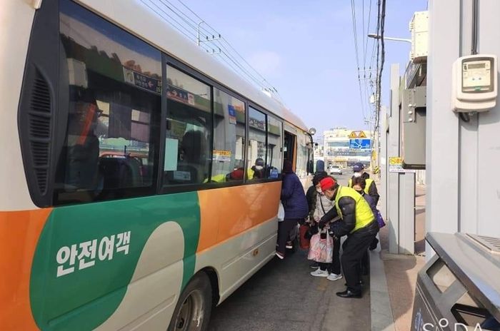 김제시 노인일자리 ‘버스 승하차 안전도우미’사업으로 교통약자 보호 및 질서 있는 전통시장으로