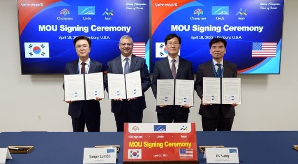 왼쪽부터 김태흠 충남도지사, 산지브 람바(Sanjiv Lamba) 린데 회장, 성백석 린데코리아 회장, 조일교 아산시 부시장)