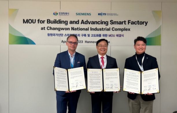 창원특례시 홍남표 시장(가운데) , 한국지멘스 티노 힐데브란트 부사장(왼쪽), 한국전자기술연구원 이상학 동남권본부장이 17일(현지시각)하노버메세에서 MOU를 체결하고 협약서를 들어 보이고 있다.