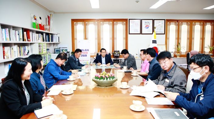 이 시장이 19일 시장실에서 경비노동자의 고용안정을 위해 머리를 맞대는 모습