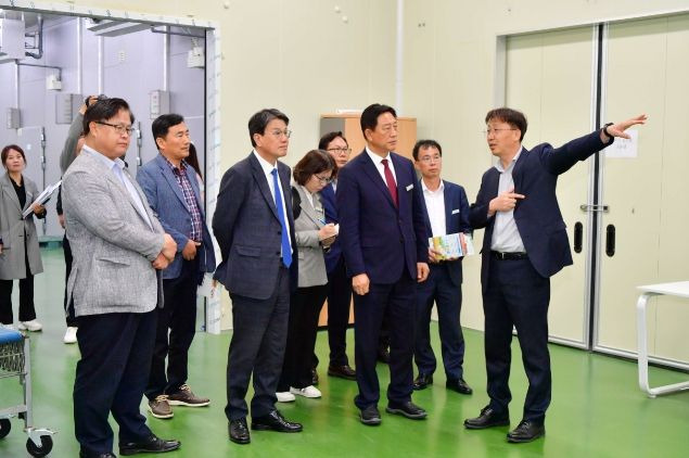 김한종 장성군수 등 20여 명이 25일 청양군, 완주군, 김제시 농업 선진지를 견학했다