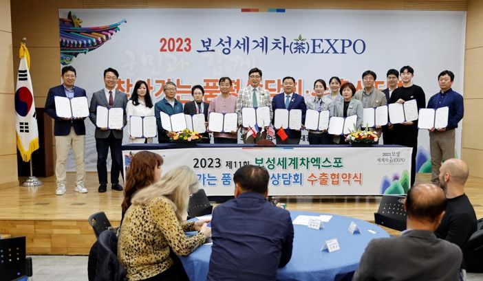 협약식에 참가한 업체들이 협약서를 들고 기념사진을 찍고 있다.