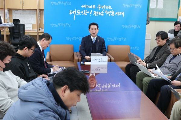 김영록 전라남도지사가 24일 오전 도청 기자실에서 북미(미국·캐나다) 순방 성과 기자 간담회를 갖고 미국 ‘소비자 전자제품 전시회(CES)’ 첫 전남관 운영 및 농수산물 가공식품공장 투자협약, 국립의대 유치를 위한 캐나다 노슴 의과대학 방문 등에 관한 브리핑을 하고 있다.