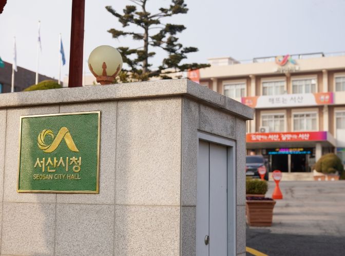 7일 서울시 ‘aT센터’에서 개최된 ‘2024년 성공귀농 행복귀촌 박람회 우수지자체 시상식’에 참석한 군 관계자들(사진 왼쪽부터 농업기술센터 이종호 주무관, 김혜진 귀농귀촌팀장, 임미영 소장, 윤배상 지도개발과장, 조형우 주무관).