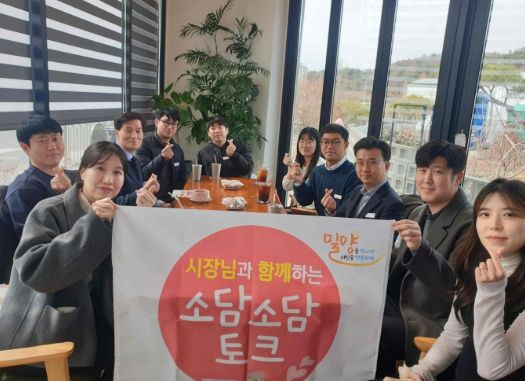 6일 내이동 소재 카페에서 안병구 시장이 출산을 앞둔 직원 10명과 소담소담 토크를 진행하고 있다.