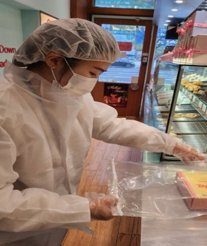 화성특례시 관계자가 동탄권역 제과점에서 식품 위생 점검을 하고 있다.