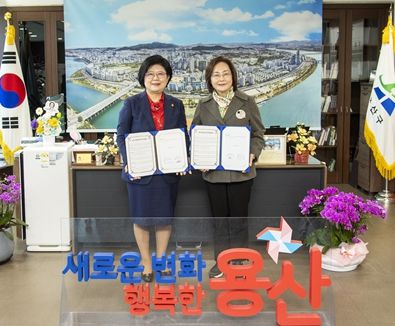 서울 용산구는 지난 28일, 숙명여대와 대학지원체계(RISE) 사업 추진을 위한 업무협약을 체결했다(왼쪽부터 문시연 숙명여자대학교 총장, 박희영 용산구청장)