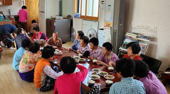 2007년 전국 최초로 마을공동급식을 시행한 나주시가 올해 마을공동급식을 신청한 335개 전체 마을을 대상으로 급식비용을 지원한다. (사진제공-나주시)