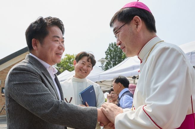 공세리성당 성체거동식에 참석한 오세현 아산시장