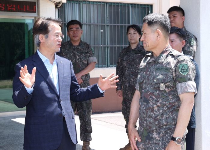 이동환 고양시장이 제60보병사단을 방문해 이명철 사단장과 이야기 나누고 있다.
