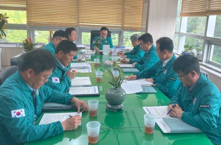김석필 천안시장 권한대행 부시장이 최근 부시장실에서 열린 ‘2025년 여름철 장마 대비 긴급점검회의’에 참석해 인명피해 예방을 주문했다.