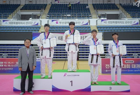 54kg에서 금메달을 획득한 전준원 선수(중앙), 김용환 선수(왼쪽)