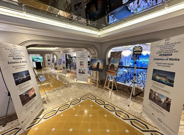 경주시 세계유산도시기구 아·태지역사무처가 베트남 후에시에서 열린 ‘제5차 세계유산도시기구 아·태지역총회’ 기간 중 ‘2025 OWHC-AP 세계유산도시 콘텐츠 공모전’ 수상작 전시회를 열고 있다.
