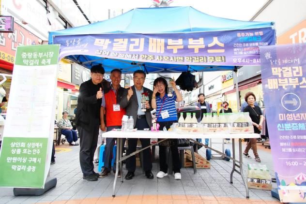 지난해 진행된 면목시장 ‘우리동네 요리대회’와 ‘동부시장 막걸리 축제’에 참석한 류경기 중랑구청장의 모습