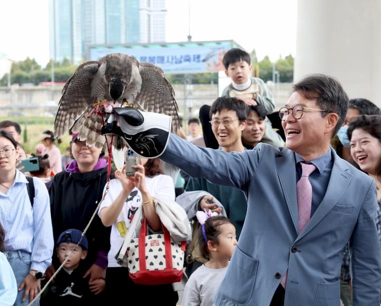 2024년 ‘응봉 매사냥 축제’에서 정원오 성동구청장이 매를 손에 올리고 있는 모습