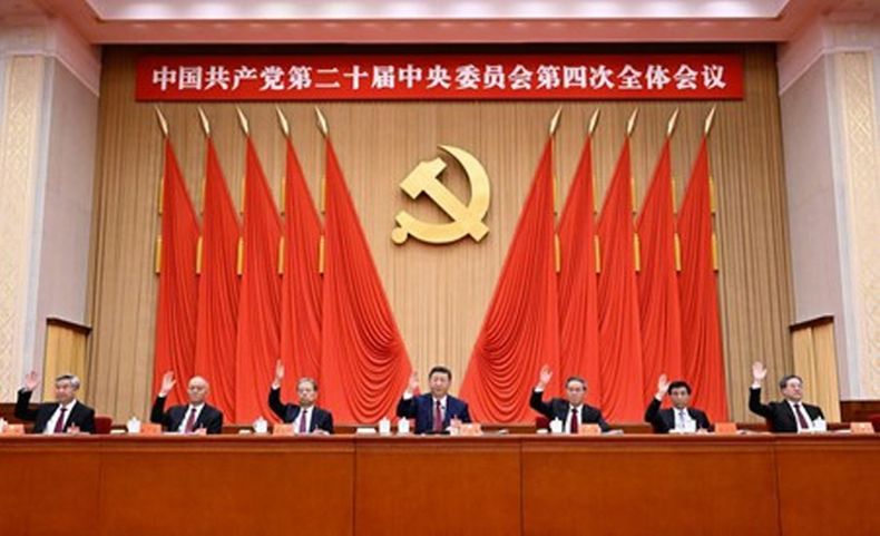 시진핑, 리창(李强), 자오러지(趙樂際), 왕후닝(王滬寧), 차이치(蔡奇), 딩쉐샹(丁薛祥), 리시(李希) 등이 주석대에 착석했다. (사진/신화통신)