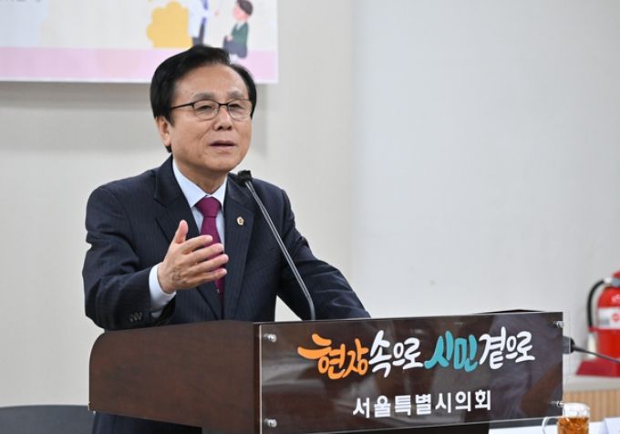 개회사를 하고 있는 강석주 서울시의원