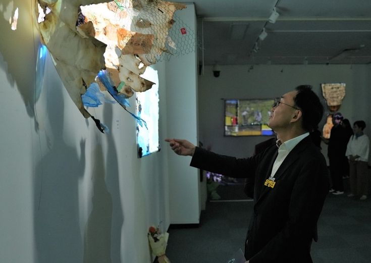 윤병태 시장이 지난 23일 ‘미디어아트×분리배출 REVISION’ 전시회를 찾아 작품들을 관람하고 있다.