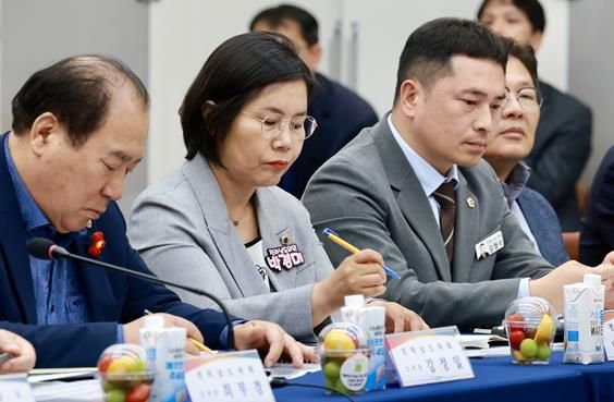 지난 21일 '산업위기선제대응지역 지정' 현지 실사에 참석한 특별위원회 위원들